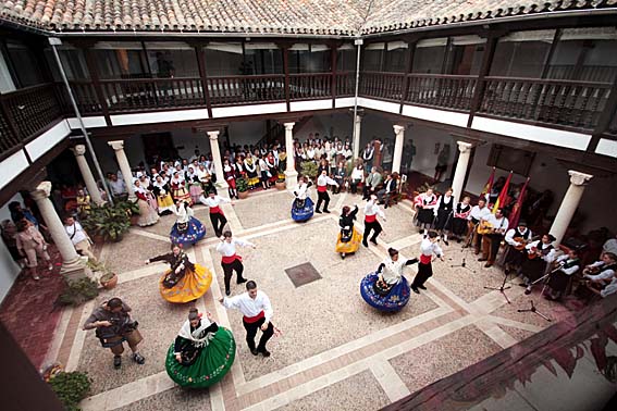  Uno de los grupos representa un baile tradicional en el Patio del Museo López Villaseñor. /Elena Rosa